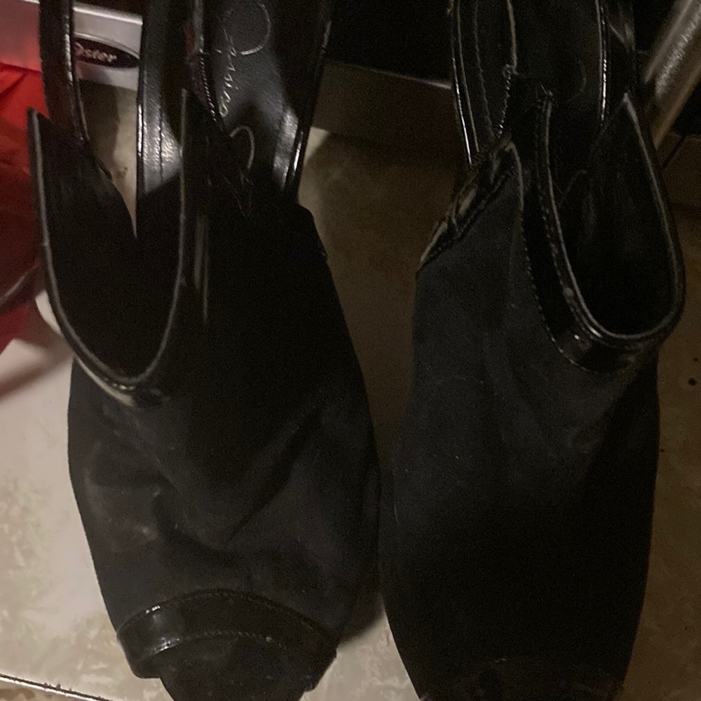 Jessica Simpson size 8 black with nice shinny heels very nice